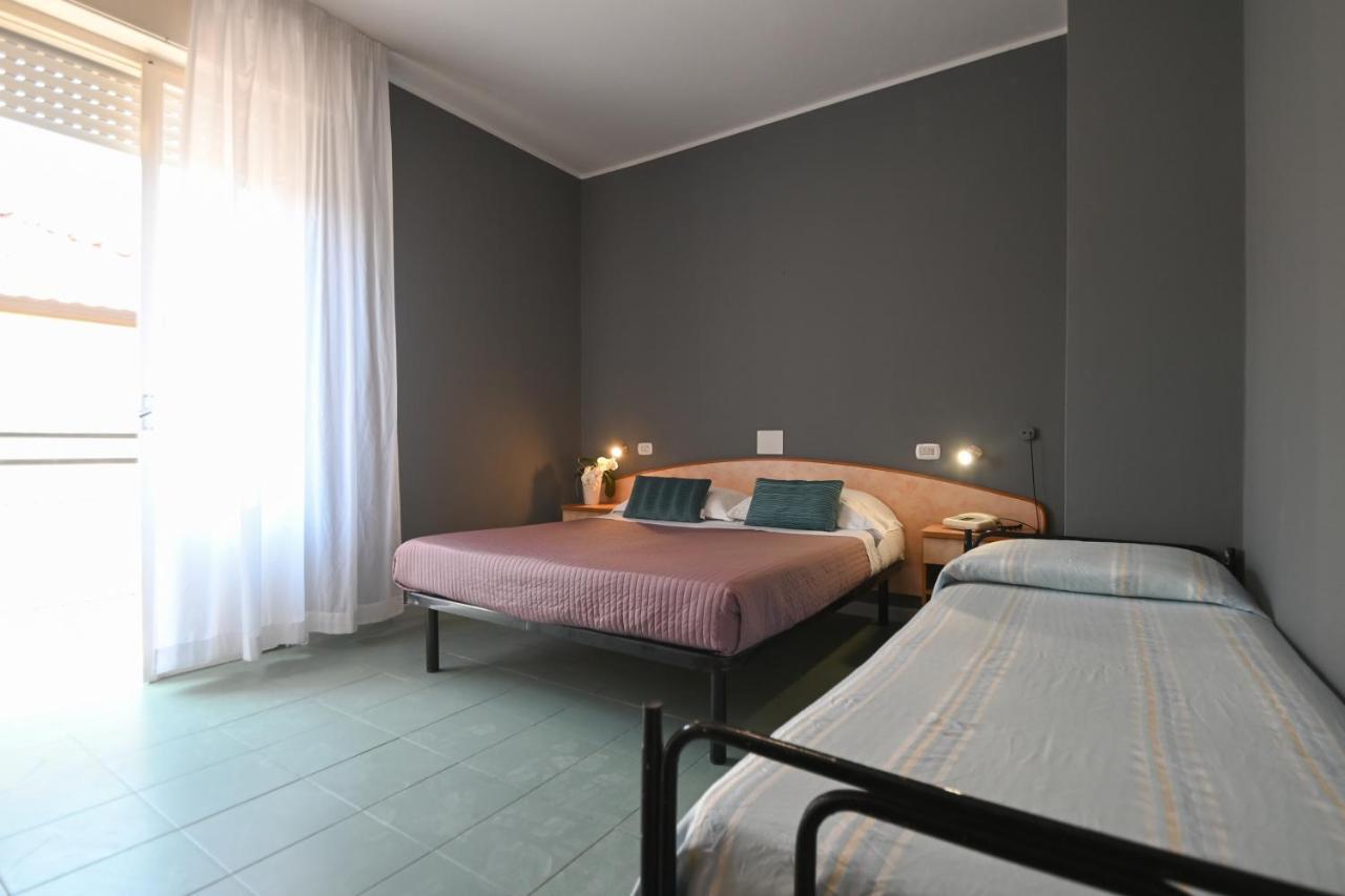 Hotel Montebello Риччоне Екстер'єр фото