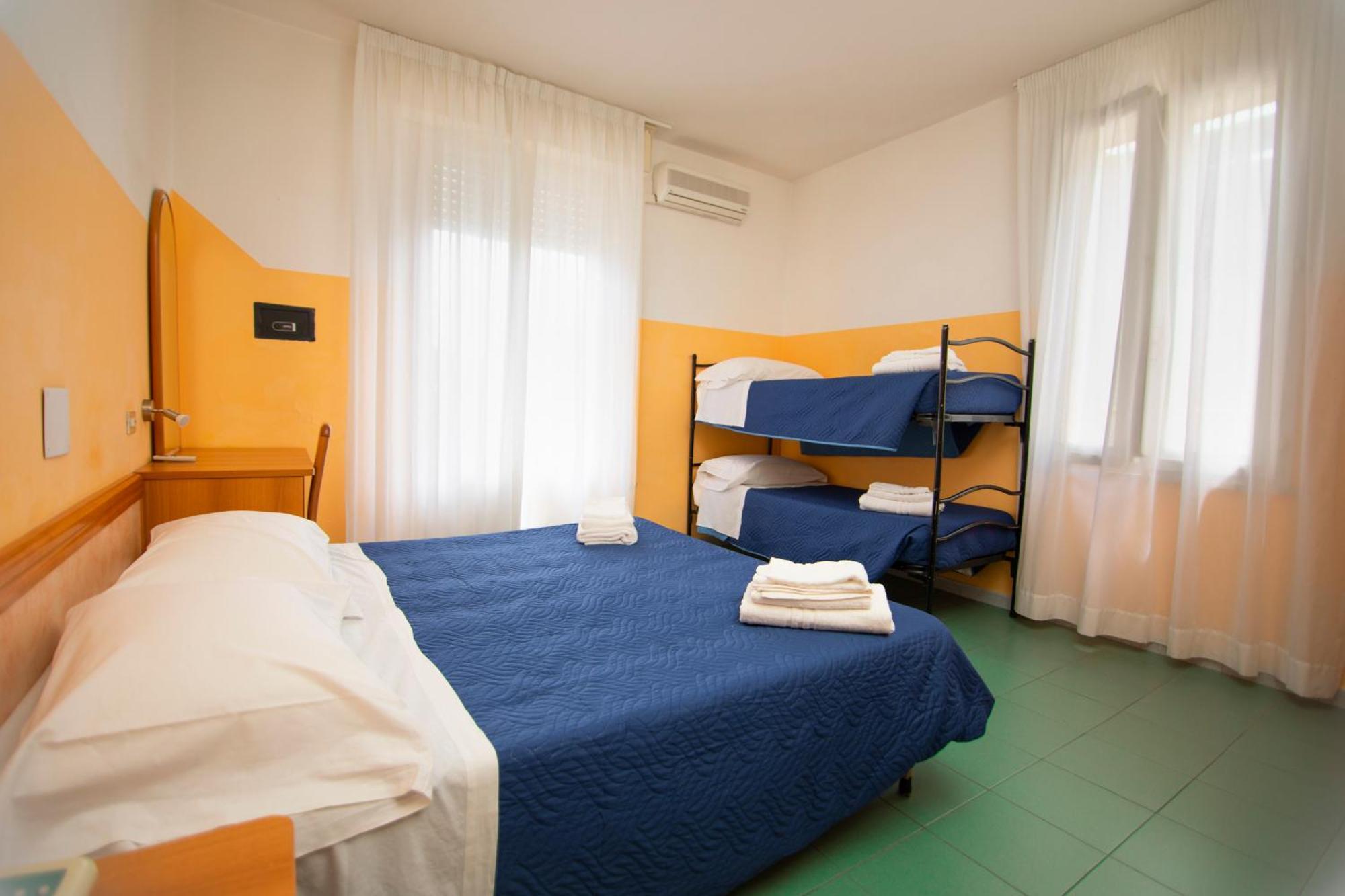 Hotel Montebello Риччоне Екстер'єр фото