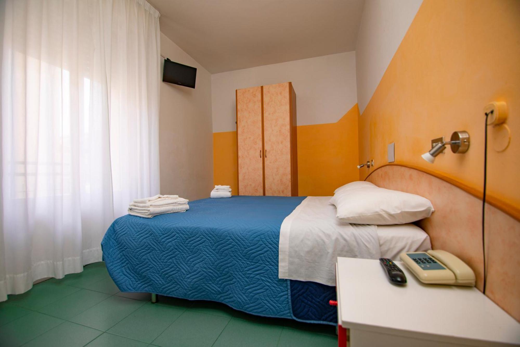 Hotel Montebello Риччоне Екстер'єр фото