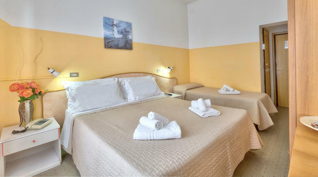Hotel Montebello Риччоне Екстер'єр фото