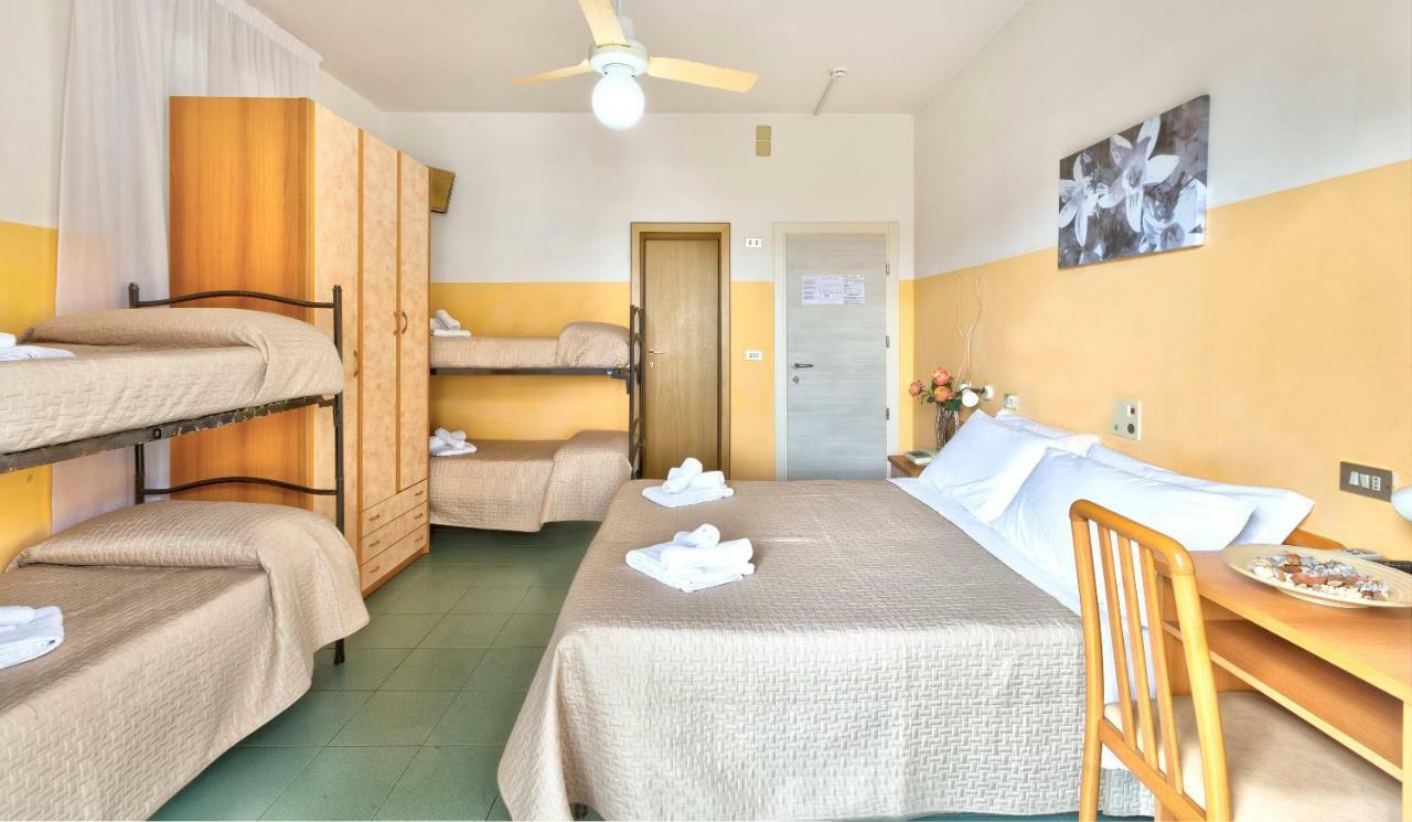 Hotel Montebello Риччоне Екстер'єр фото
